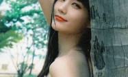 红唇黑发又欲又纯！李一桐白底碎花裙秀香肩