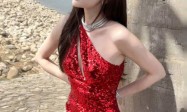 诱惑！古力娜扎红色露肩连衣裙大秀美背