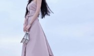 孔雪儿身穿浅紫露背长裙 身材曼妙性感撩人