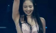 Jennie湿发秀蛮腰酥胸造型火辣