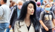 容貌依旧优秀！范冰冰现身香港 引路人疯狂拍照