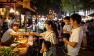 夜市升级综合消费空间，烟火经济带动就业与惠民