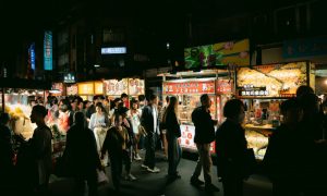 多地夜市搬进招聘摊，家门口求职做成夏季惠民服务